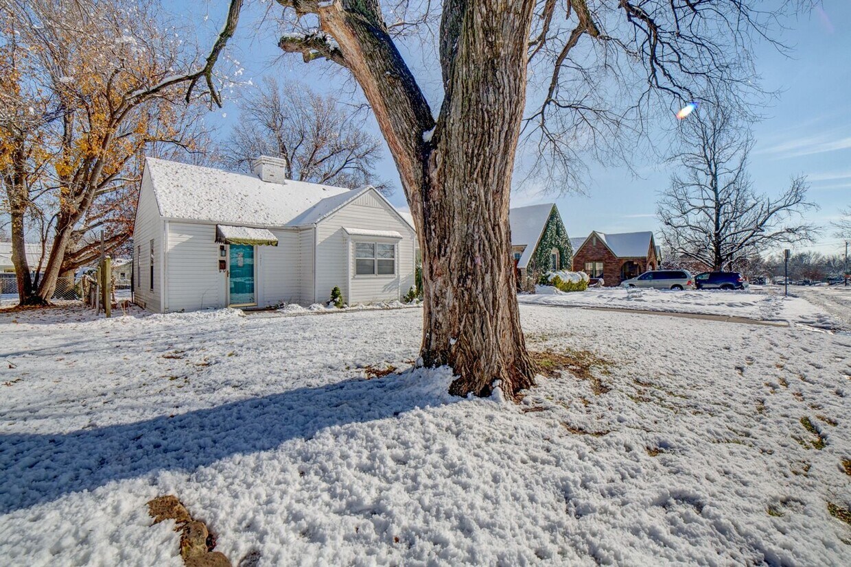 Foto principal - 2 Bed / 1 Bath in Rosemont Heights!