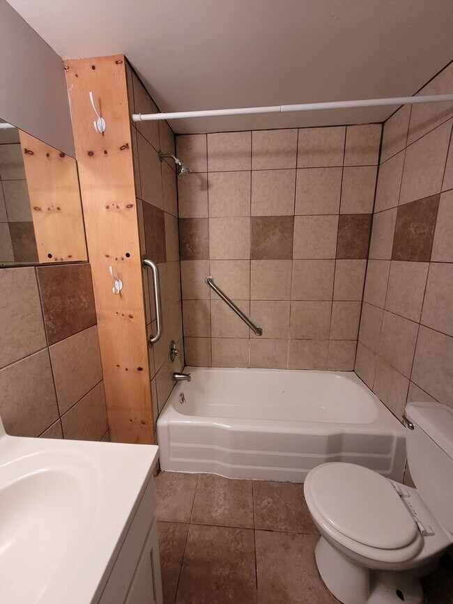 Building Photo - $725 - 2 bedroom/ 1 bathroom - Recently Re...