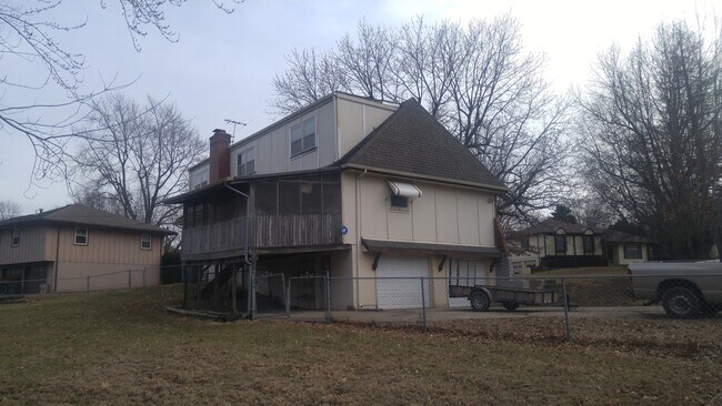 Building Photo - Corner Lot, Fenced yard, Large Master Suite