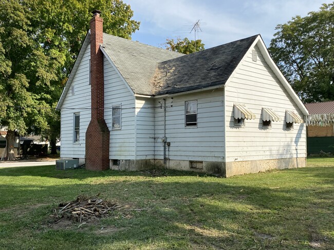 Building Photo - 202 S Bess Ave