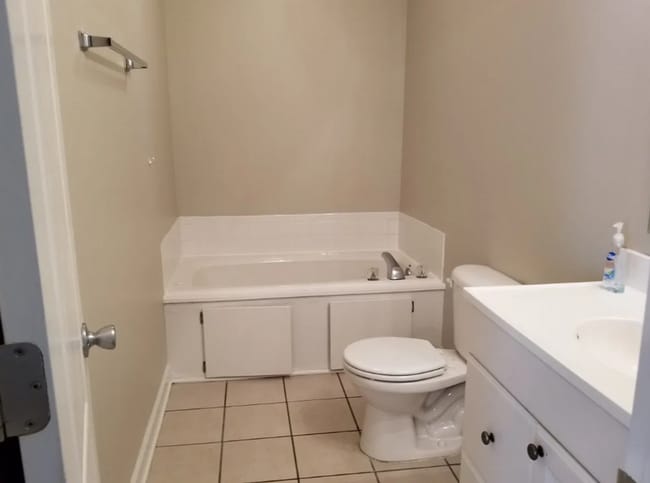 Building Photo - Welcome to your next home! 4 Bed 2 Bath