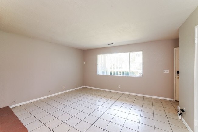 Building Photo - Beautiful Home Ready for Move-In
