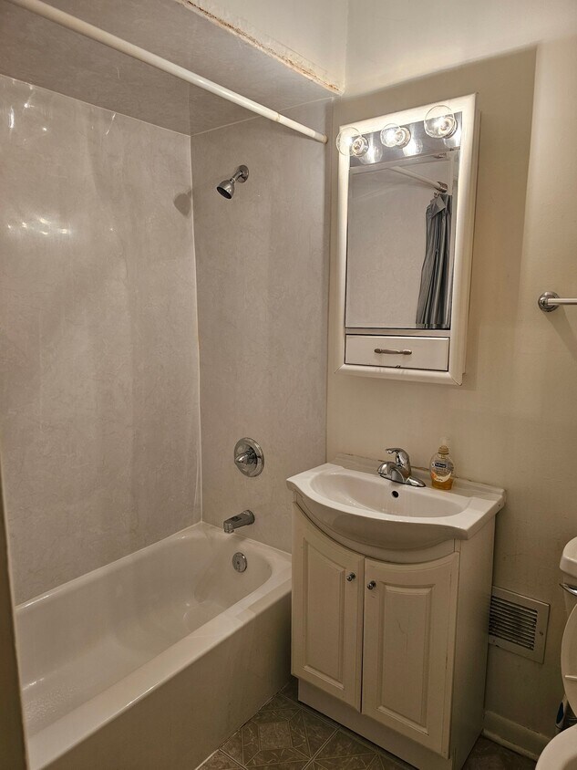 Foto del edificio - 2438 Ridgewood St