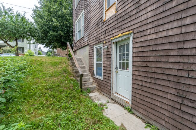 Building Photo - 154 Oak St