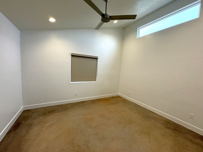 Building Photo - 840 N Maple St
