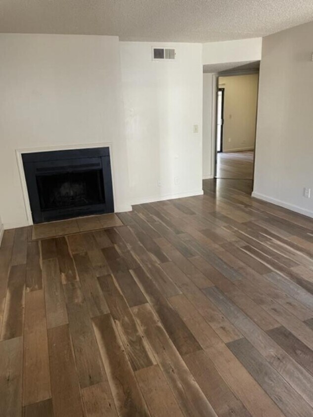 Foto principal - 243 W Tulare Ave
