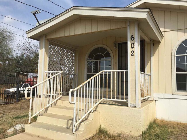 Building Photo - 602 Mier St