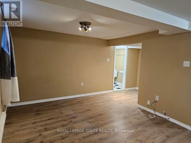 Building Photo - 8 Mid Pines Rd