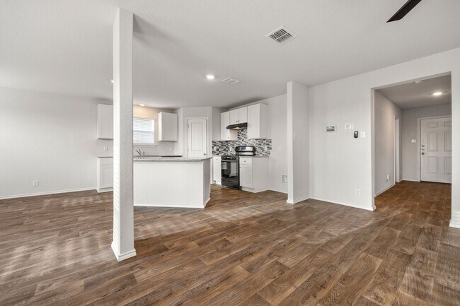 Foto del edificio - Like New, Open Floorplan, Greenbelt!!!