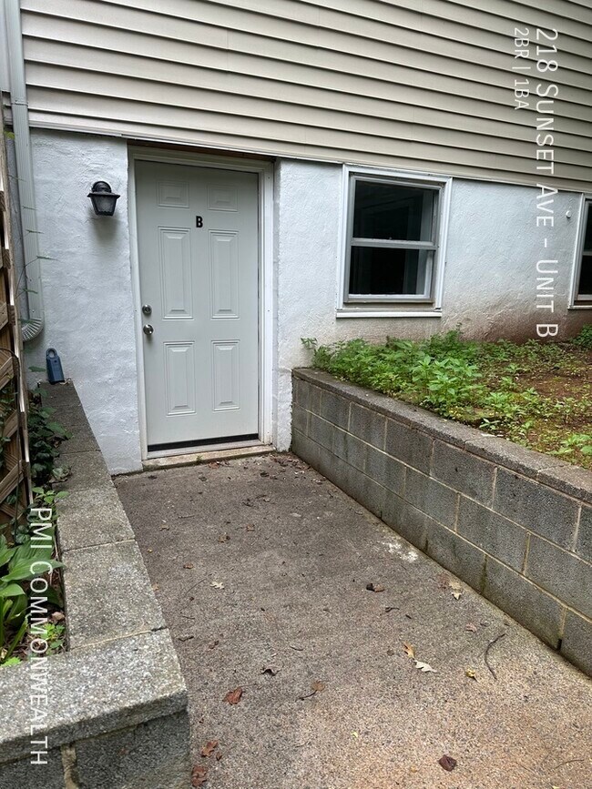 Building Photo - 2 Bed / 1 Bath Duplex (Available Now)