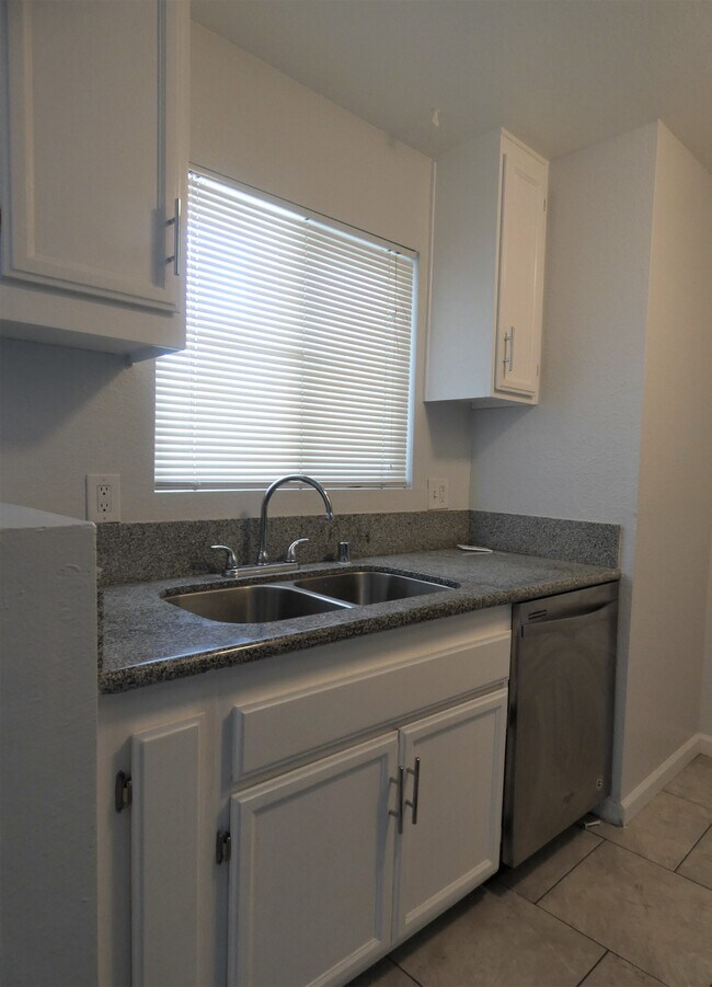 Foto del edificio - 563 Cherry Ave