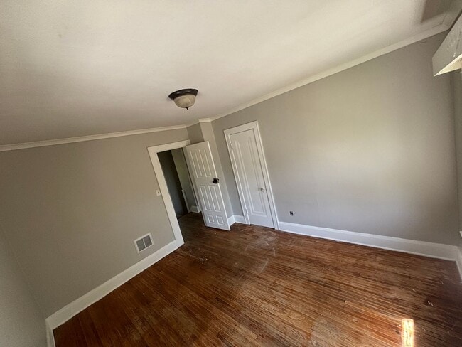 Building Photo - Spacious 3 Bedroom with Detached Garage Lo...