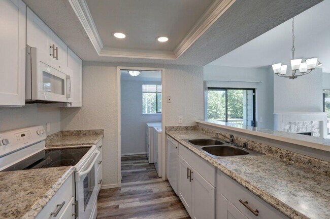 Foto del edificio - Recently Updated, Spacious 3 Bedroom Locat...