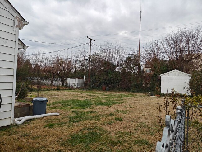 Building Photo - 2 bedroom home with fenced in rear yard