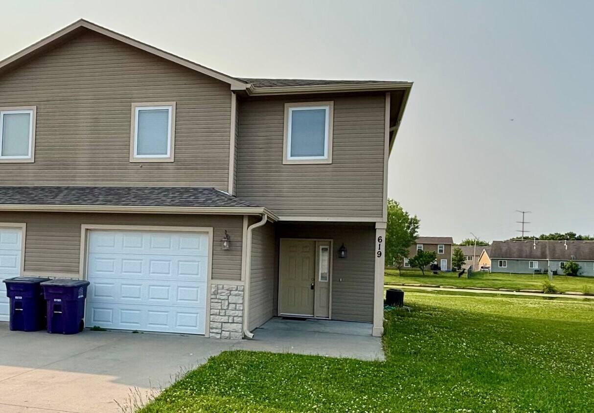 Primary Photo - Room to Live, Space to Enjoy – 4 Bed / 2.5 Bath Duplex in East Manhattan