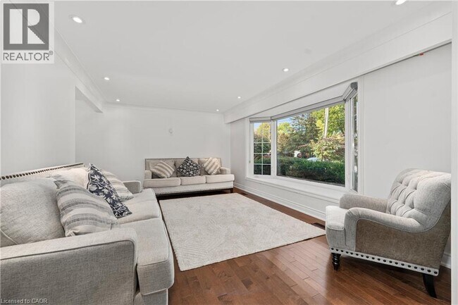 Building Photo - 11 George St