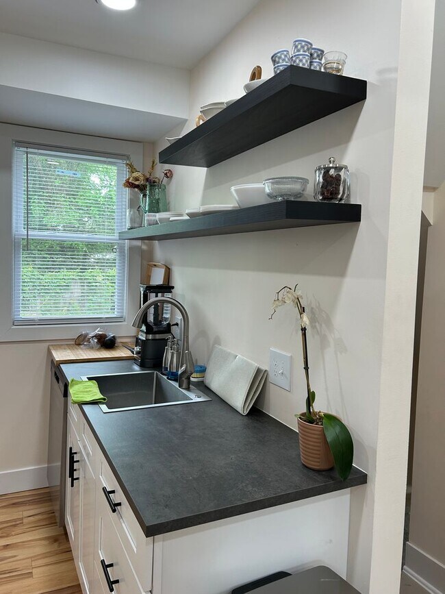 Foto del edificio - 2 Bedroom  Renovated Century Home Modern S...
