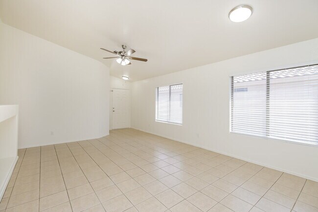 Building Photo - 977 E Graham Ln