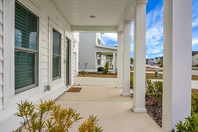 Building Photo - 5 Bedroom, 3.5 Bath, Beautiful Summerville Home, Master on Main