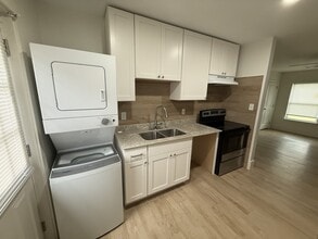 Building Photo - 928 N Hollywood St