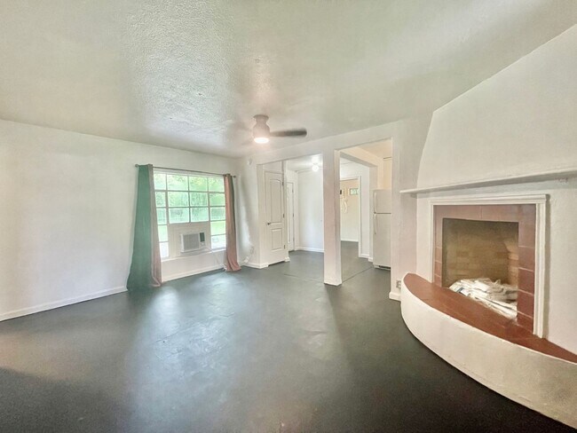 Foto del edificio - Charming Retreat - 2 Minute Walk to the Ri...