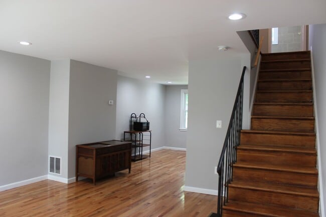 Building Photo - Charming 3 Bedroom/2 Bathroom in the heart...