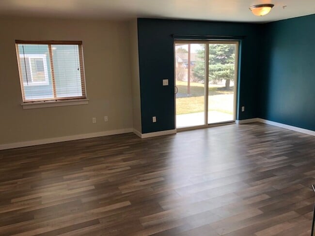 Building Photo - Spacious 3-Bedroom Condo in Belgrade — Prime Location!