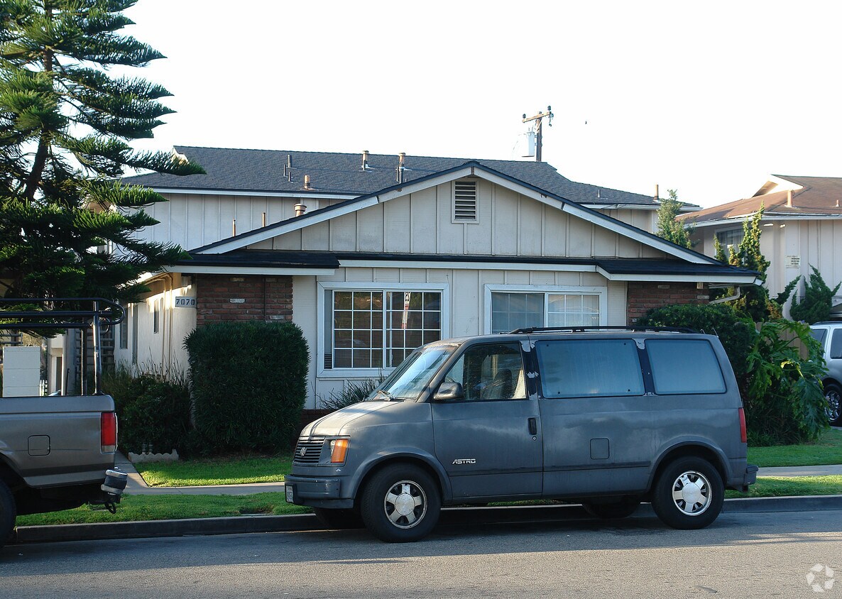 Building Photo - 707 James St