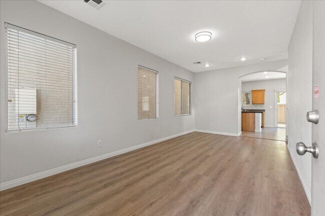 Foto del edificio - Newly Updated 4 bd, 3 bth Must See No Carpet