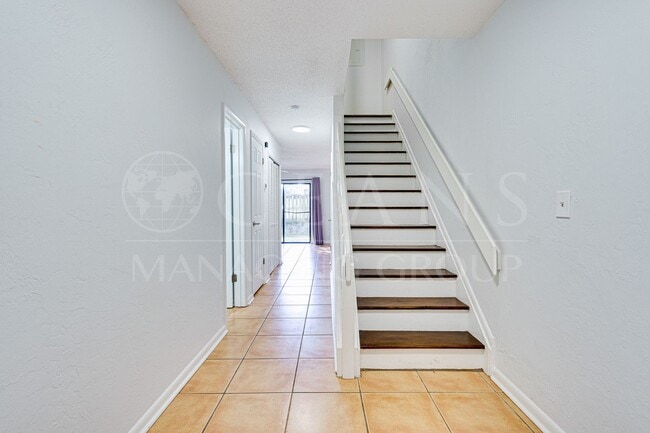 Building Photo - Beautiful Two-Story Townhome in Ormond Beach