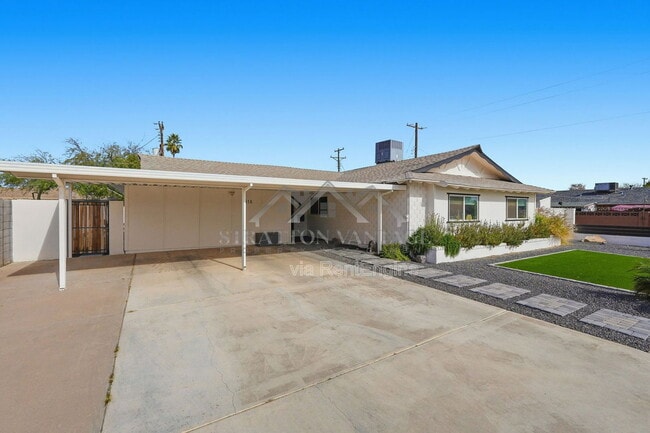 Building Photo - 8516 E Lewis Ave