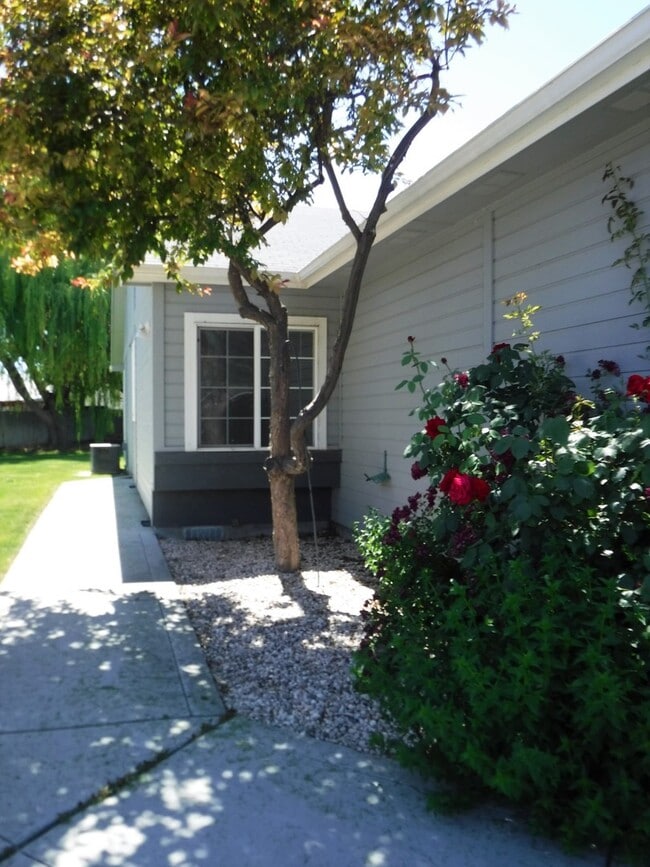 Building Photo - Adorable 2 bed 2 bath Town Home in a quiet...