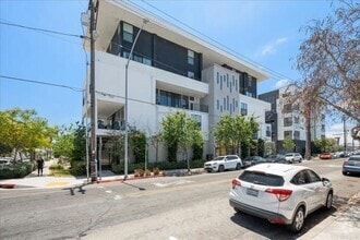 Building Photo - 3047 N Park Way