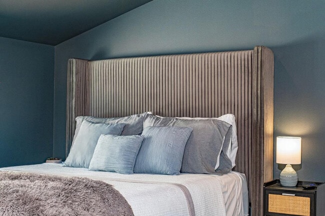 Building Photo - 1818 W 39th St