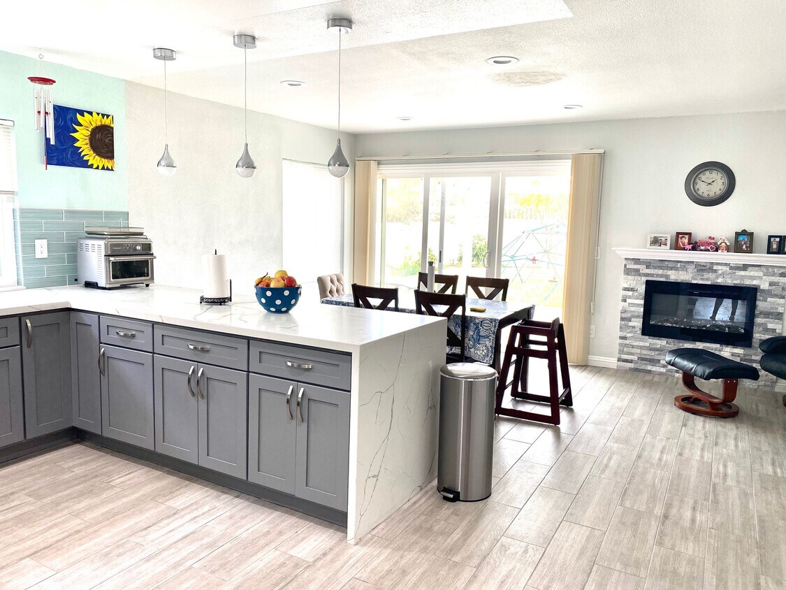 Foto principal - 13285 Deron Ave