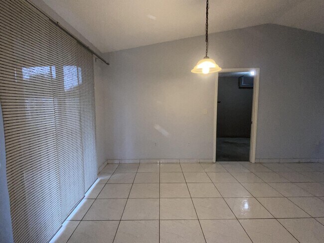 Building Photo - 637 Mesilla Dr