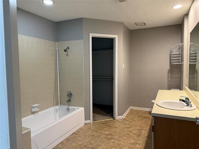 Foto del edificio - 307 Teakwood Ln