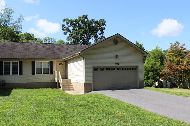 Foto del edificio - 523 Stoney Mountain Rd