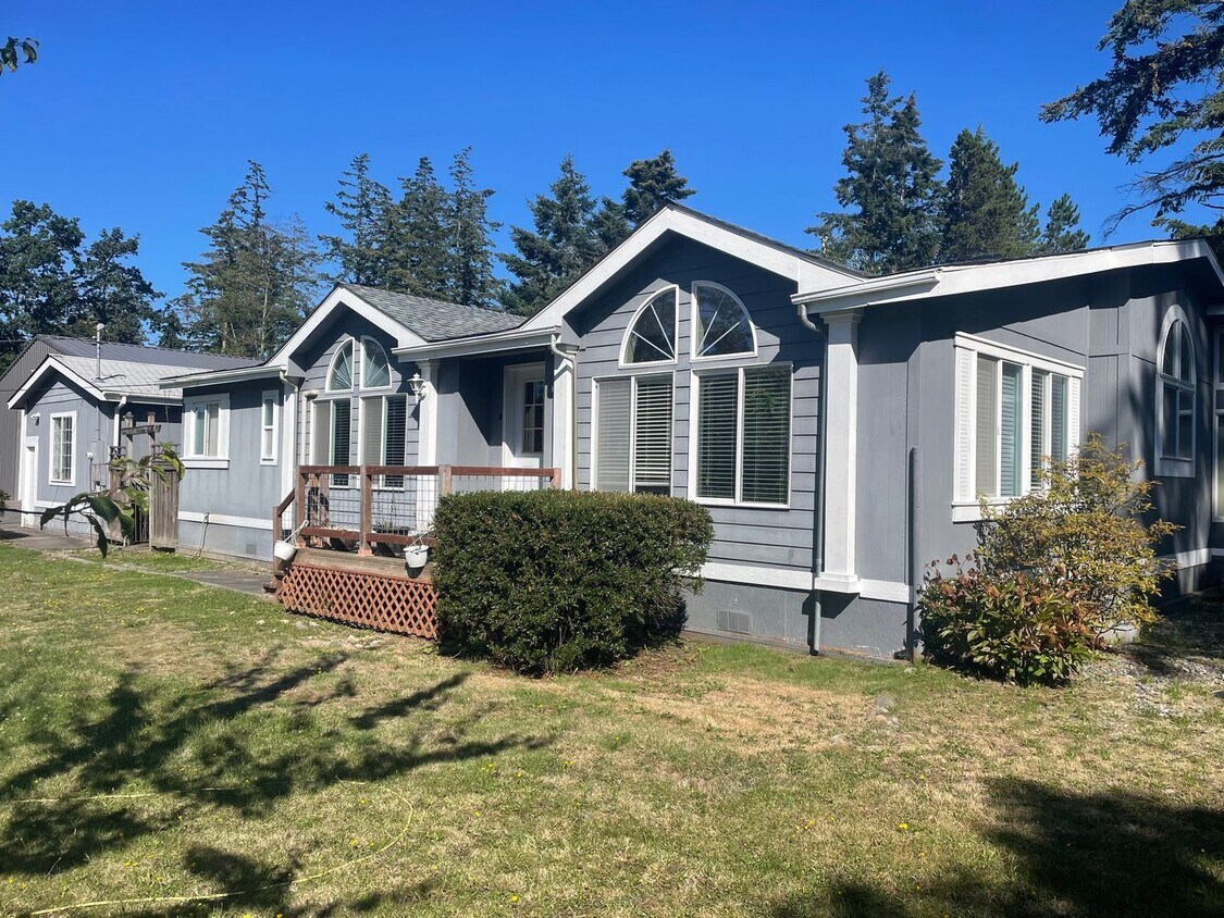 Primary Photo - Lovely 3 Bedroom, 2 bath Home with 2 Car G...