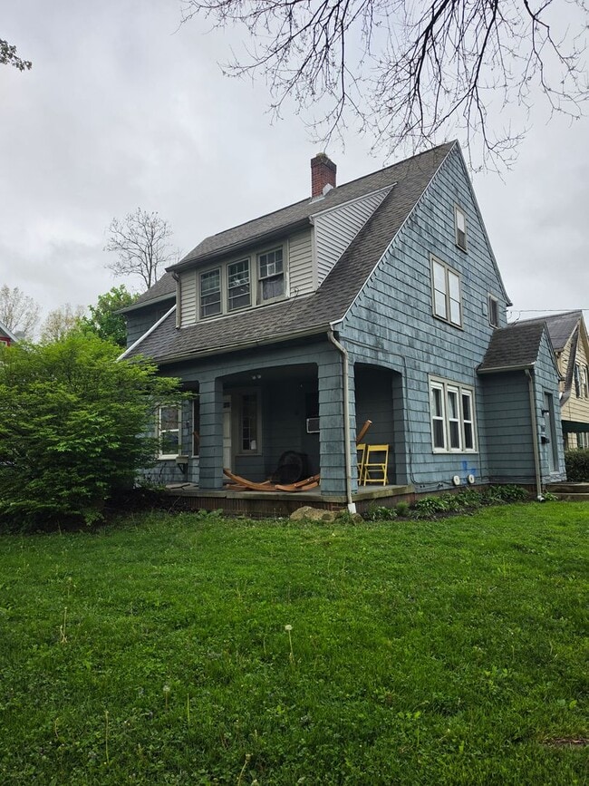 Building Photo - 338 E College Ave