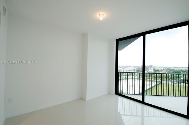 Foto del edificio - 5300 Paseo Blvd