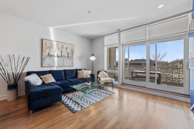 Building Photo - 2046 W Chicago Ave