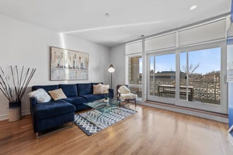 Building Photo - 2046 W Chicago Ave