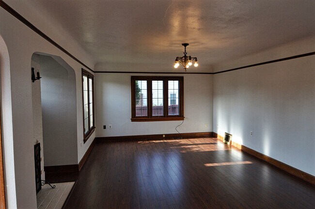 Foto del edificio - Cute as a button 3 Bedroom 1.5 Bath Tudor ...