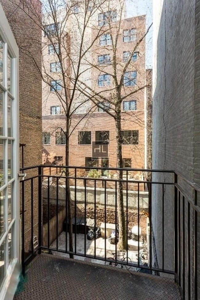 Building Photo - MOTT ST.