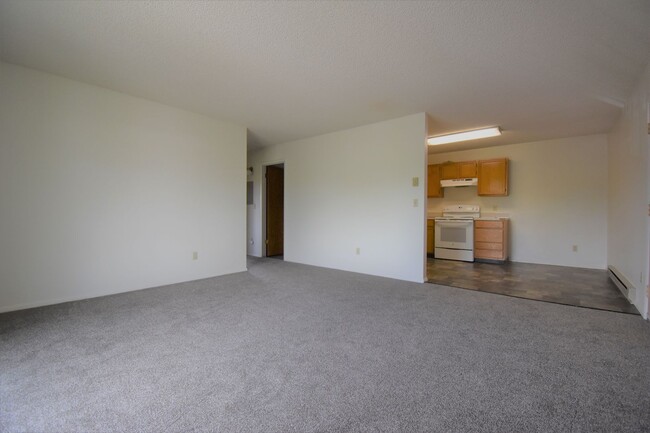 Building Photo - Top Floor Two Bedroom! Great Cental Location