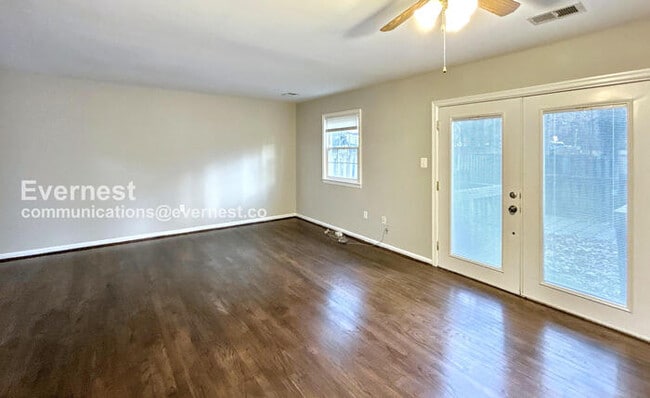 Foto del edificio - 2058 Mayflower Dr