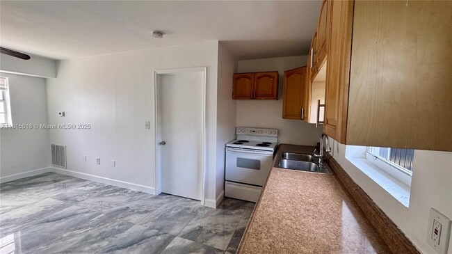 Foto del edificio - 2731 NW 100th St