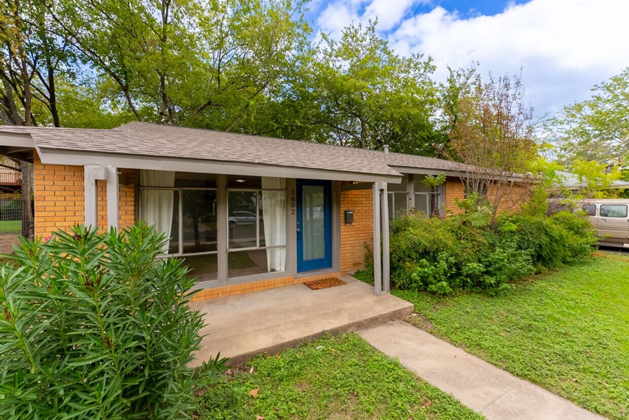 Cozy 3BD/2BA Brick Home in Vibrant Northea... House Rental in Austin