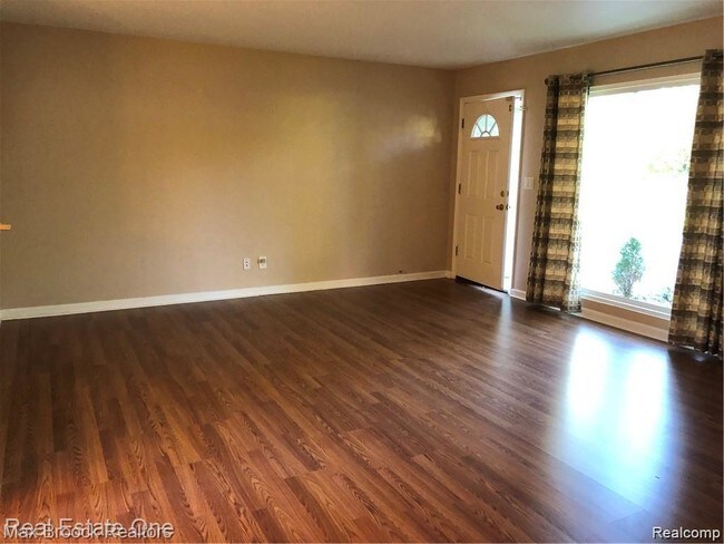 Building Photo - 2599 Ivanhoe Dr